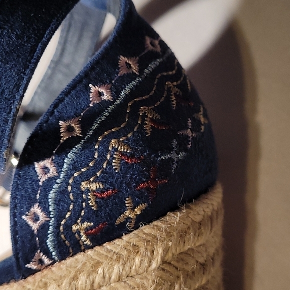 Dream Pairs Embroidered Suede Wedges - Picture 4 of 9